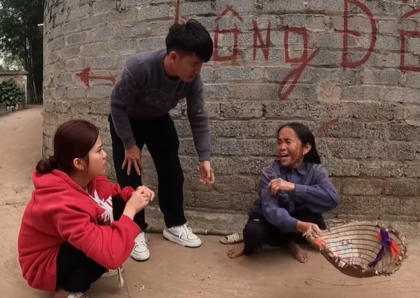 Trên tay hiện tượng mạng bà Tân Vlogs còn cầm một chiếc nón rách để đi ăn xin, mong sự giúp đỡ của nhiều người.