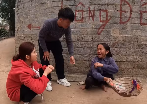 Trên tay hiện tượng mạng bà Tân Vlogs còn cầm một chiếc nón rách để đi ăn xin, mong sự giúp đỡ của nhiều người.