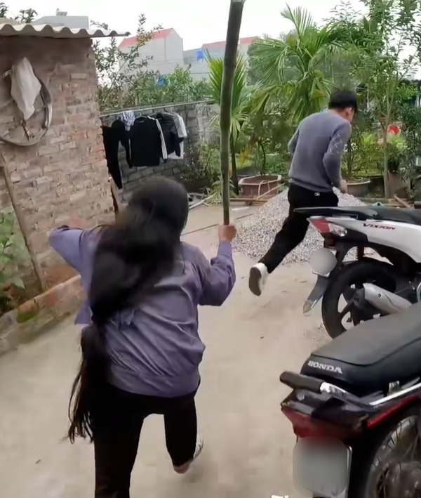 Để con trai cảm thấy tin tưởng hơn, bà Tân còn cẩn thận trang điểm mặt lấm lem để vào vai cho “tròn”. Sau đó, bà đi ra đầu ngõ ngồi cùng với chiếc nón lá và giao nhiệm vụ báo tin mẹ đi ăn xin với cậu con trai Hưng Vlog.