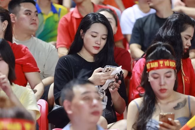 Dù đã là mẹ hai con, Dung Trần vẫn giữ được vóc dáng thon gọn nhờ chăm chỉ tập luyện thể dục.