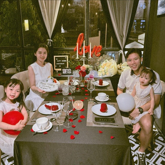 Mới đây, Quế Ngọc Hải - Dương Thùy Phương thông báo chào đón em bé thứ 3 sau 7 năm về chung nhà. Trước đó, vợ chồng trung vệ quê Nghệ An đã có bé đầu Sunny vào năm 2018 và bé Kem vào năm 2022.