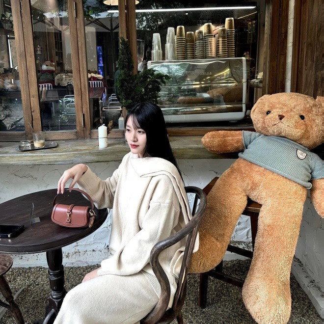 Dung Trần hiện kinh doanh về thời trang. Thường ngày, cô chọn những trang phục kín đáo và hiện đại, có gam màu trung tính như trắng, đen, kem.