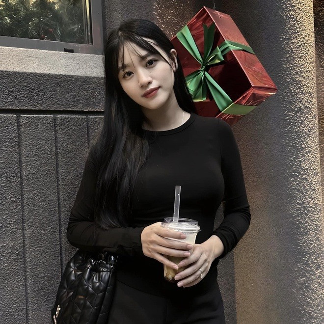 Từ khi công khai chuyện tình yêu cùng cầu thủ tài năng của tuyển Việt Nam, Dung Trần nhận nhiều lời khen ngợi về nét đẹp dịu dàng và phong cách giản dị.