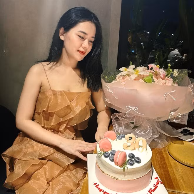 Trong những hình ảnh đăng trên trang cá nhân, mẹ bỉm 3 con nhận nhiều lời khen ngợi về nhan sắc tươi sáng, trẻ trung và ngày càng đằm thắm.