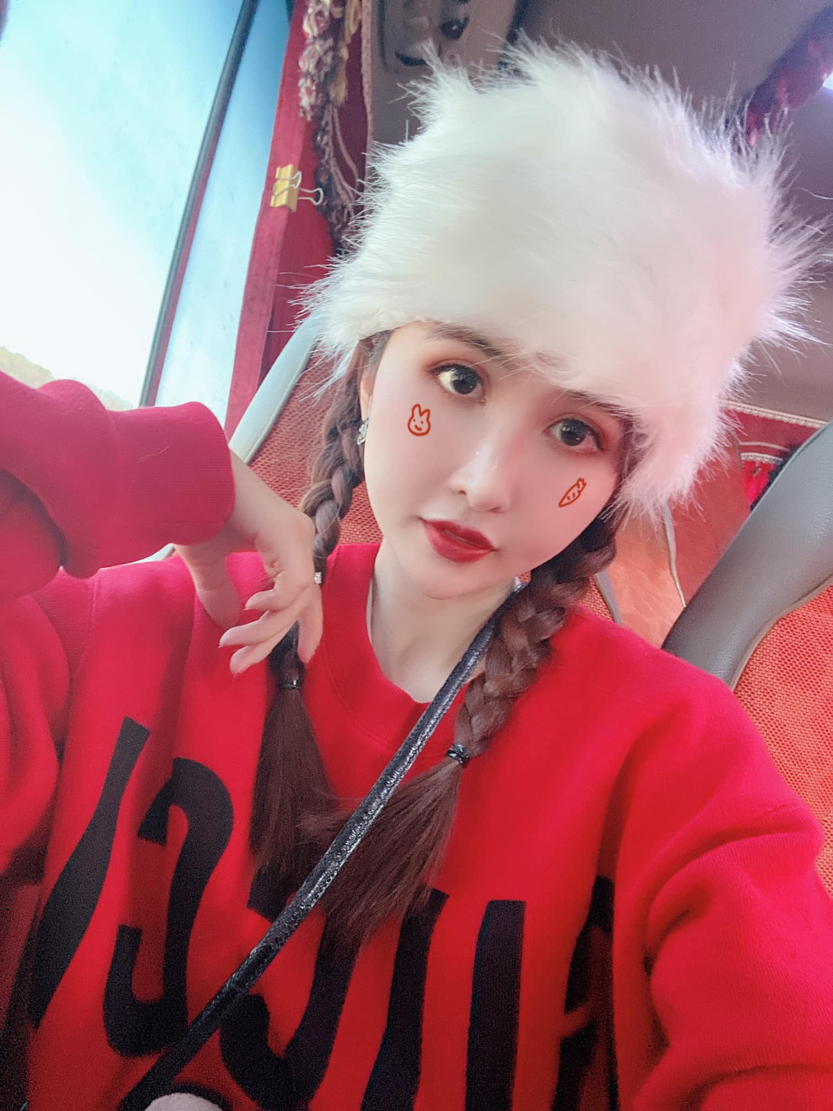 Cách đó không lâu, Mina Phạm cùng đăng tải một bức hình trong trang phục váy bó sát, ép vòng 1 ngồn ngộn khiến người xem phải nín thở.