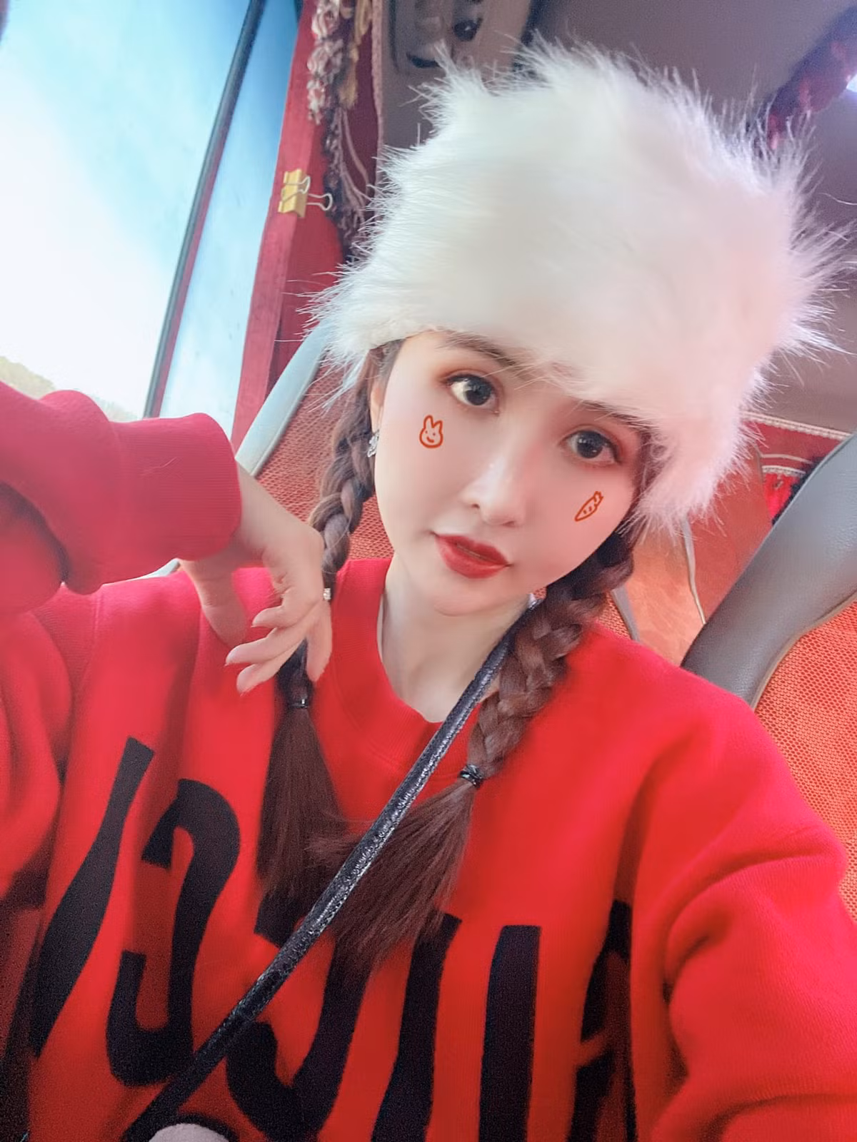 Cách đó không lâu, Mina Phạm cùng đăng tải một bức hình trong trang phục váy bó sát, ép vòng 1 ngồn ngộn khiến người xem phải nín thở.