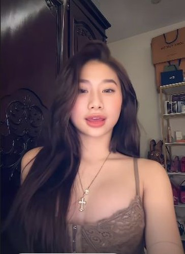 Trên mạng xã hội, Louis thường xuyên đăng tải hình ảnh sử dụng hàng hiệu đắt đỏ như túi xách hàng trăm triệu, xe sang và thậm chí là cả thẻ đen – biểu tượng của giới siêu giàu.