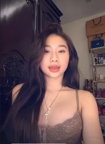 Trên mạng xã hội, Louis thường xuyên đăng tải hình ảnh sử dụng hàng hiệu đắt đỏ như túi xách hàng trăm triệu, xe sang và thậm chí là cả thẻ đen – biểu tượng của giới siêu giàu.