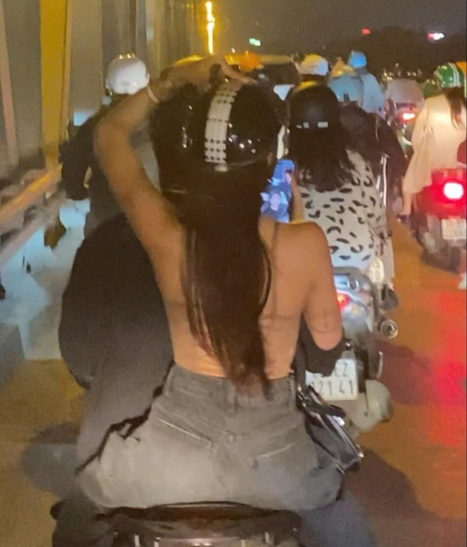 Mới đây, hình ảnh Louis Phạm ngồi trên xe máy và để lộ lưng trần gợi cảm khi camera chụp từ phía sau gây chú ý trên MXH.