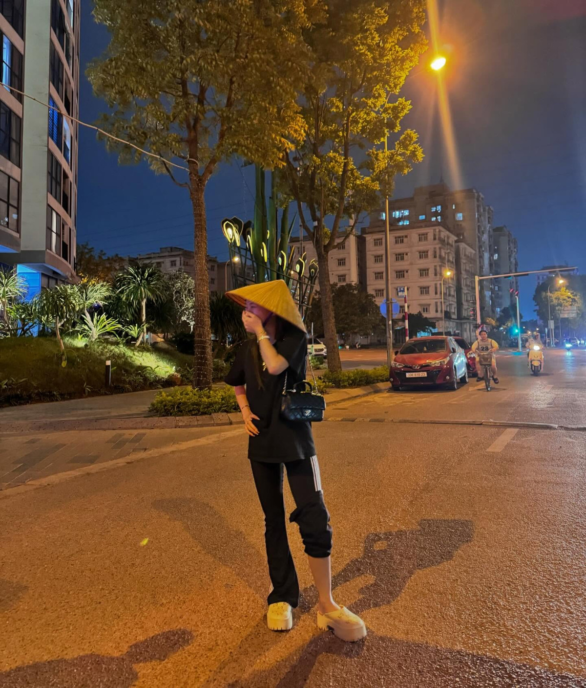 Bên cạnh chuyện tình cảm, Louis Phạm cũng đang tích cực xây dựng lại hình ảnh cá nhân sau những ồn ào trong quá khứ. Cô tham gia nhiều hoạt động xã hội, như trao quà cho trẻ em vùng cao, tham gia các sự kiện thiện nguyện, và thể hiện rõ quyết tâm thay đổi bản thân.