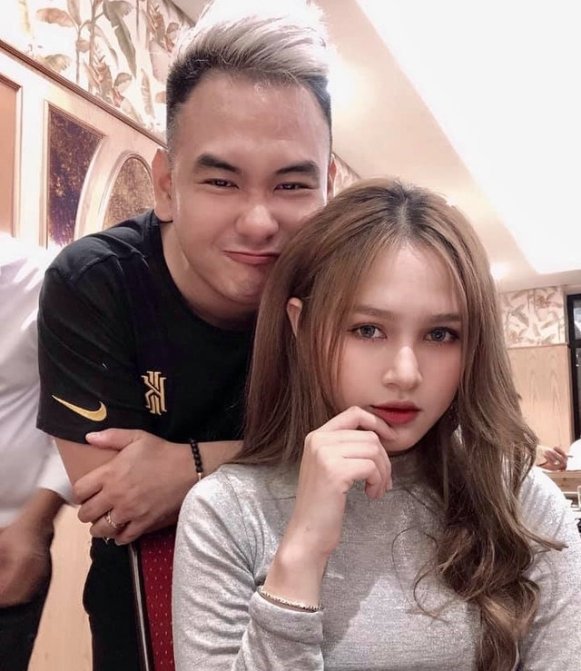 Cách đây không lâu trên trang Instagram của Xemesis cũng cập nhật hình ảnh vợ hot girl và một đứa bé kèm theo trạng thái “năm này mà được như này mỗi ngày mới vui.”