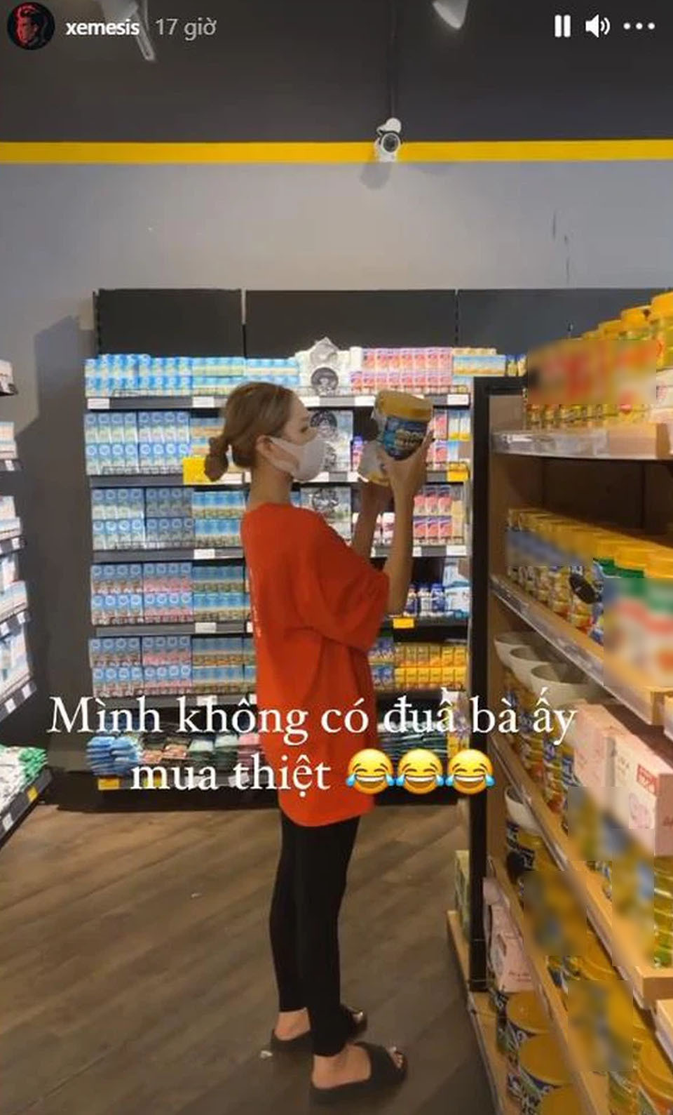 Mới đây trên story cá nhân, Xemesis khiến nhiều người "bán tín bán nghi" khi đăng tải hình ảnh hot girl Xoài Non đứng chọn mua tại một quầy bán sữa dành cho mẹ bầu.
