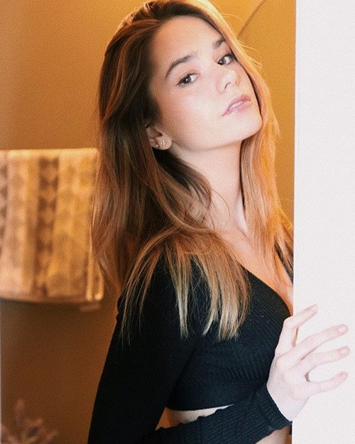 Ngay khi Maria Sharapova tuyên bố giải nghệ, Makenzie Raine được dân mạng tung hô là "công chúa quần vợt", người kế vị xứng đáng của Maria Sharapova.