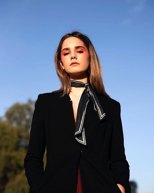 Ngắm nhìn Makenzie Raine, nhiều người còn so sánh cô với bông hồng nước Anh - nữ diễn viên Emma Watson.