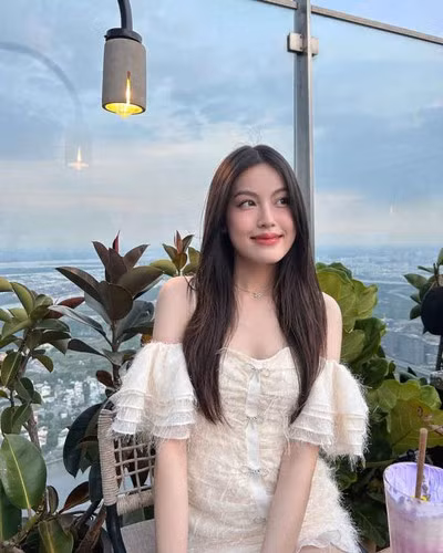 Tuy nhiên, thắc mắc lớn nhất hiện tại của cộng đồng mạng vẫn là: bạn gái HIEUTHUHAI có đi dự concert có bạn trai biểu diễn không?