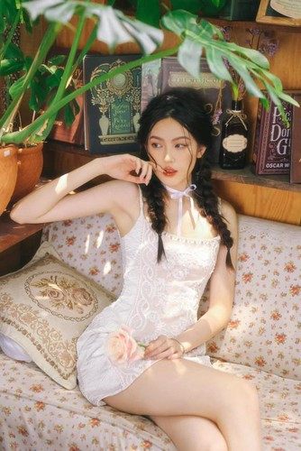 Bởi trước đó trong đêm concert đầu tiên vào cuối tháng 9, rất nhiều người cũng “săn đón” sự xuất hiện của bạn gái HIEUTHUHAI. Tuy nhiên trên trang cá nhân của mình khi đó, Tăng Mỹ Hàn là check-in đi ăn tối cùng bạn bè, không có mặt tham dự concert.