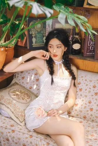 Bởi trước đó trong đêm concert đầu tiên vào cuối tháng 9, rất nhiều người cũng “săn đón” sự xuất hiện của bạn gái HIEUTHUHAI. Tuy nhiên trên trang cá nhân của mình khi đó, Tăng Mỹ Hàn là check-in đi ăn tối cùng bạn bè, không có mặt tham dự concert.