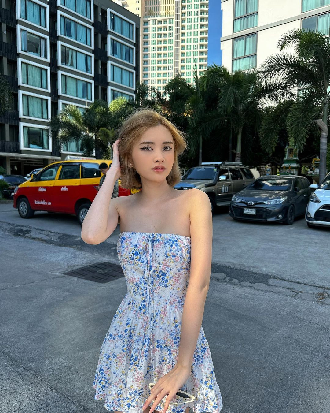 Trước đó, Trang Six từng để lộ đôi vai trần và vòng một căng tròn, quyến rũ khiến dân mạng phải trầm trồ khen ngợi.