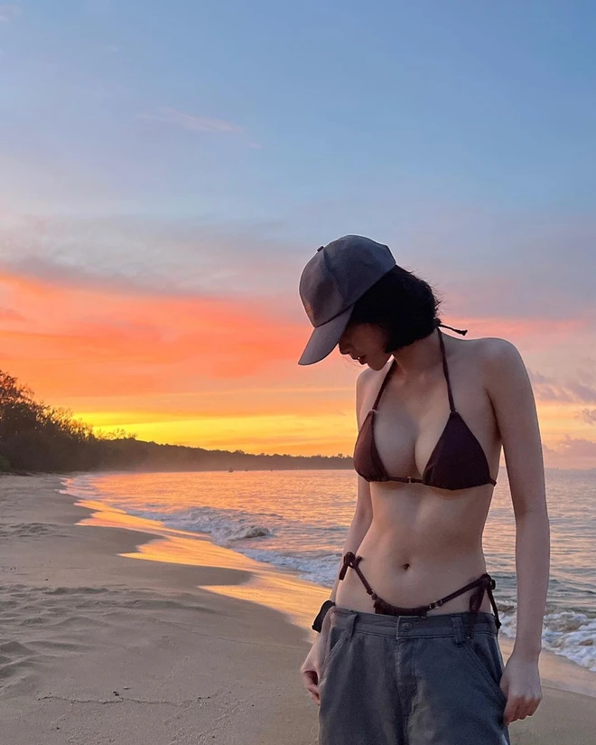 Được biết, Trang Six luôn theo đuổi phong cách thời trang nữ tính, nhưng lần này, cô đã chọn "phá cách" khiến ngay cả những người quen cũng phải ngạc nhiên và bị choáng ngợp bởi sự quyến rũ khó cưỡng.