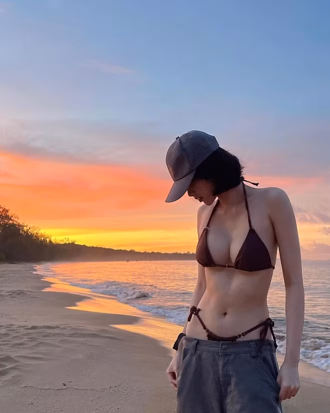 Được biết, Trang Six luôn theo đuổi phong cách thời trang nữ tính, nhưng lần này, cô đã chọn "phá cách" khiến ngay cả những người quen cũng phải ngạc nhiên và bị choáng ngợp bởi sự quyến rũ khó cưỡng.