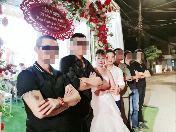 Cụ thể, cô dâu 62 tuổi Cao Bằng đã dựng rạp tại nhà như một đám cưới, trang trí bàn ghế, phông bạt, cổng kết hoa... vô cùng tỉ mỉ.