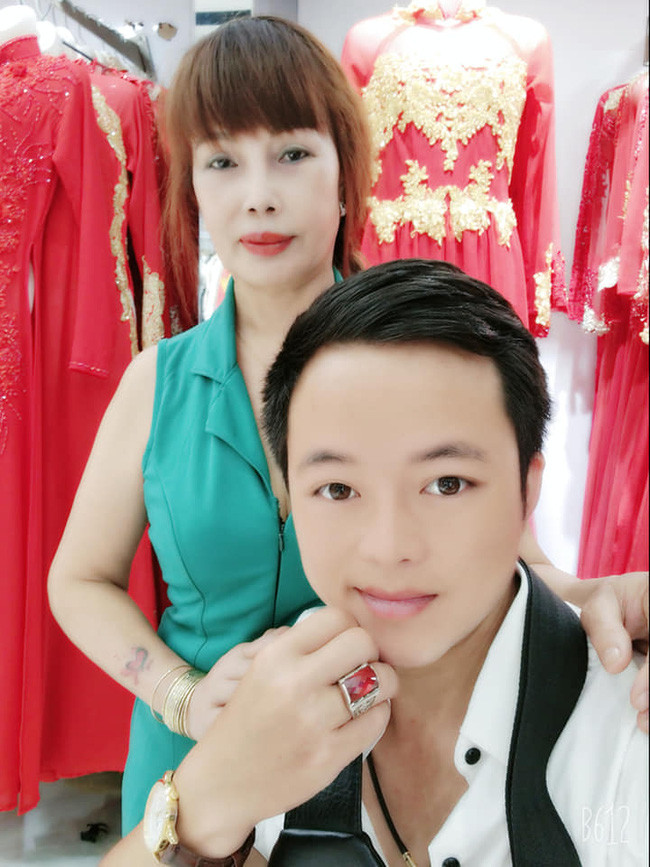 Chưa dừng lại, trong bộ ảnh cưới kỷ niệm 2 năm, cô dâu Thu Sao còn diện đủ 3 bộ váy cưới khiến nhiều người tưởng như cô mới cưới lần đầu.