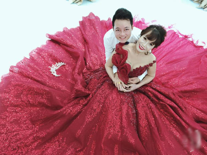 Trước khi diễn ra ngày kỉ niệm, "cô dâu 62 tuổi" và chú rể Hoa Cương còn đăng tải bộ ảnh khoá môi nhau tại thác Bản Giốc (Cao Bằng) thu hút nhiều sự chú ý của cộng đồng mạng.