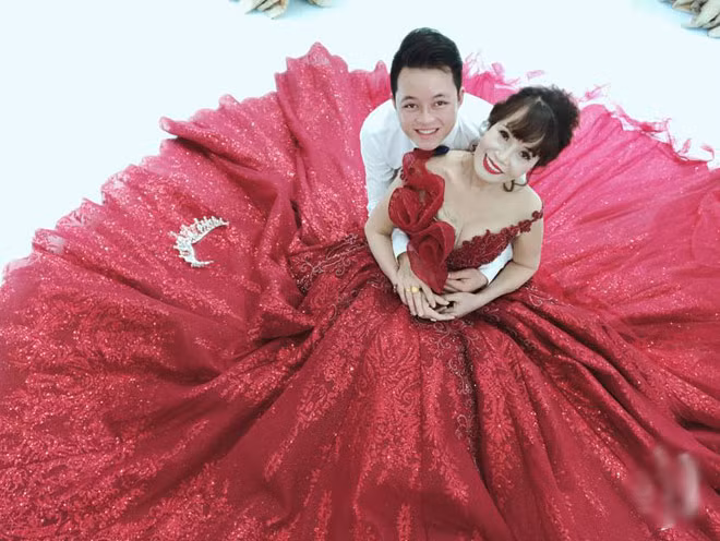 Trước khi diễn ra ngày kỉ niệm, "cô dâu 62 tuổi" và chú rể Hoa Cương còn đăng tải bộ ảnh khoá môi nhau tại thác Bản Giốc (Cao Bằng) thu hút nhiều sự chú ý của cộng đồng mạng.