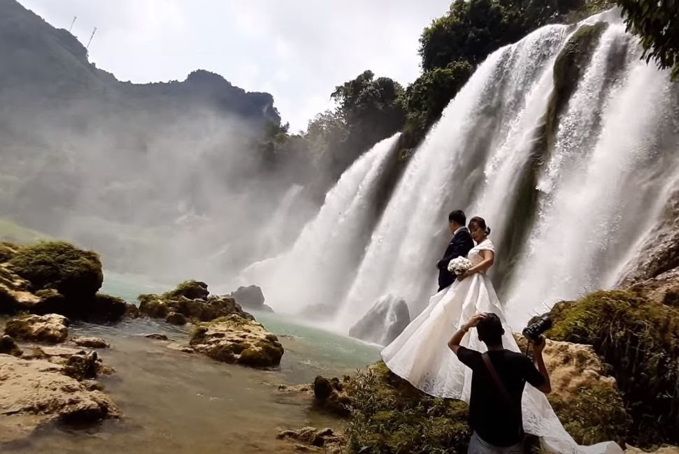 Bỏ qua những lời bán tán của dư luận, cô dâu Thu Sao và chồng trẻ Hoa Cương vẫn khá hạnh phúc và tận hưởng cuộc sống vợ chồng.
