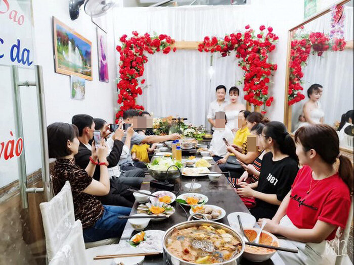 Điều gây bất ngờ đó chính là cô Thu Sao đã diện chiếc váy cưới lộng lẫy, sánh đôi cùng chú rể Hoa Cương để chào khách tới.