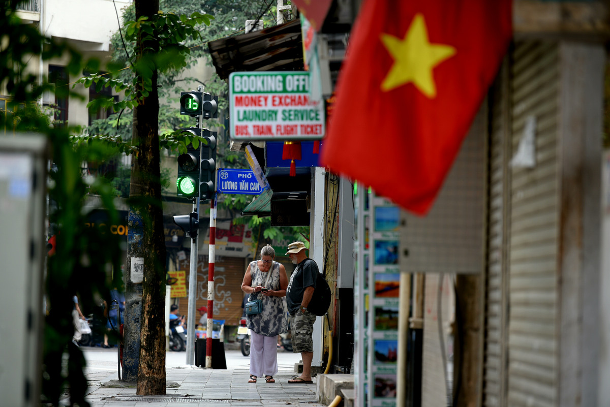 Chính những khoảnh khắc này của Hà Nội là điều quá đỗi lạ lẫm với các du khách nước ngoài. Bởi trong mắt họ, Hà Nội là thành phố năng động, tập nập với những hoạt động.