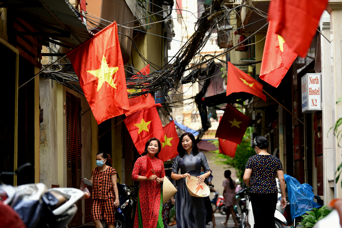 Tranh thủ dịp phố xá trưng cờ hoa, nhiều các mẹ, các cô diện áo dài để lưu lại những khoảnh khắc của bản thân trong ngày Lễ Quốc khánh 2/9.