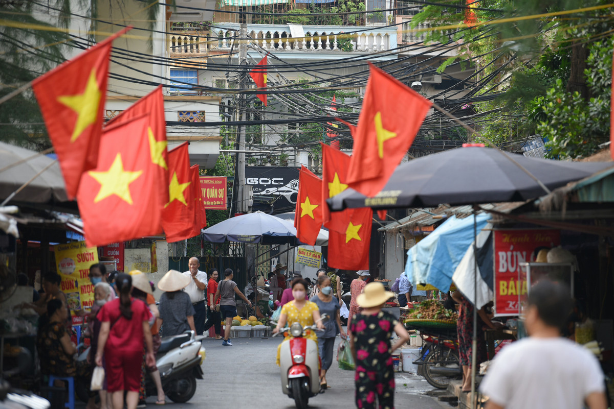 Trong ánh nắng nhẹ của ngày đầu tháng 9, có dịp đi một vòng trung tâm Hà Nội, chúng ta sẽ được chiêm ngưỡng nhiều góc độ khác nhau về một Thủ đô dấu yêu vừa thân quen mà khác lạ, vừa hiện đại mà rất đỗi yên bình.