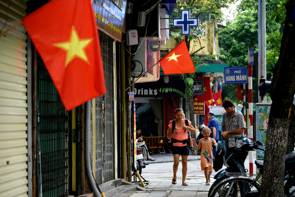 Một gia đình người nước ngoài có dịp tận hưởng sự bình yên của Hà Nội.