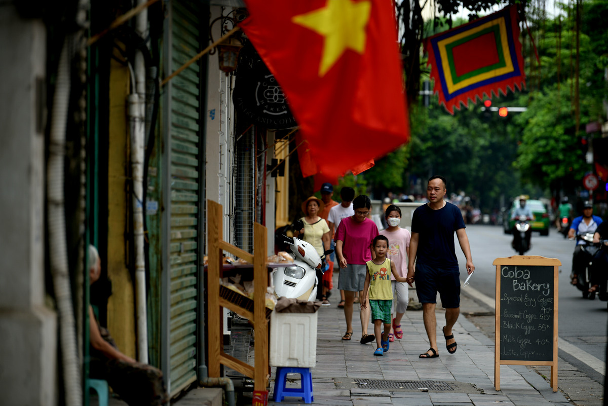 Phố phường êm ả, rợp cờ đỏ sao vàng, cuộc sống như chậm lại để gợi nhớ một Hà Nội xưa.