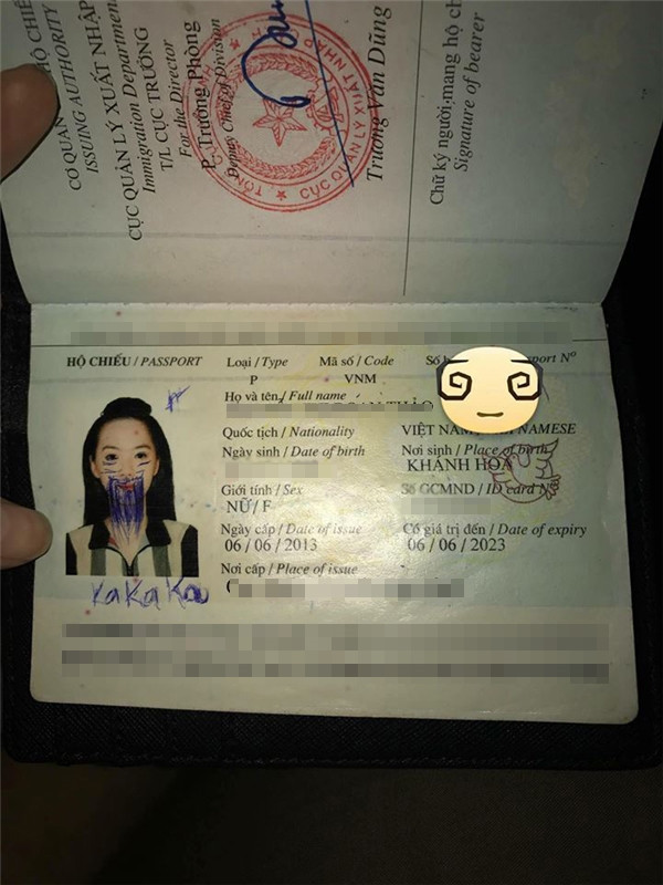Nhìn tấm hộ chiếu này mà cô gái đứt từng khúc ruột và không khỏi lo lắng cho ngày trở về Việt Nam của mình.
