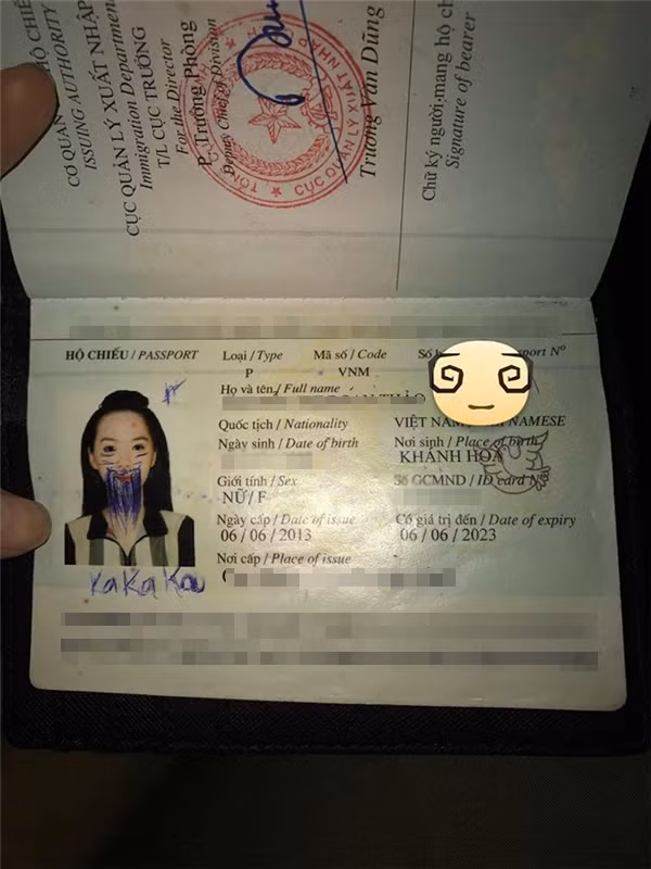 Nhìn tấm hộ chiếu này mà cô gái đứt từng khúc ruột và không khỏi lo lắng cho ngày trở về Việt Nam của mình.