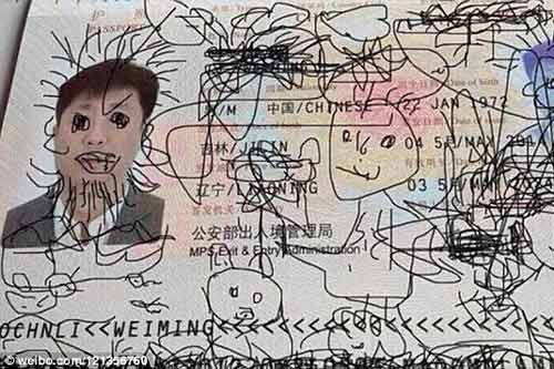 Bức ảnh chụp lại tấm hộ chiếu của một người đàn ông Trung Quốc chia sẻ lên trang xã hội mới đây thu hút được rất nhiều sự chú ý.