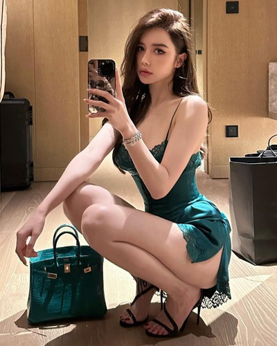 Yuan Yuan khéo léo kết hợp thêm một chiếc corset rút dây cùng màu. Chất liệu lụa mềm mại cùng tông màu vàng thích hợp trong mùa hè.