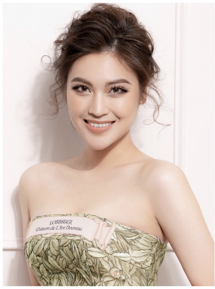 Thủy Tiên vẫn nhớ như in lần lên sóng bản tin đầu tiên, giờ phát bản tin "Ngày Mới" trên sóng là lúc 6h, song ekip phải ghi hình trước từ lúc 2h sáng. Cô được trang điểm từ 8h tối hôm trước, vui và háo hức đến mức thức cả đêm để đọc thuộc kịch bản.