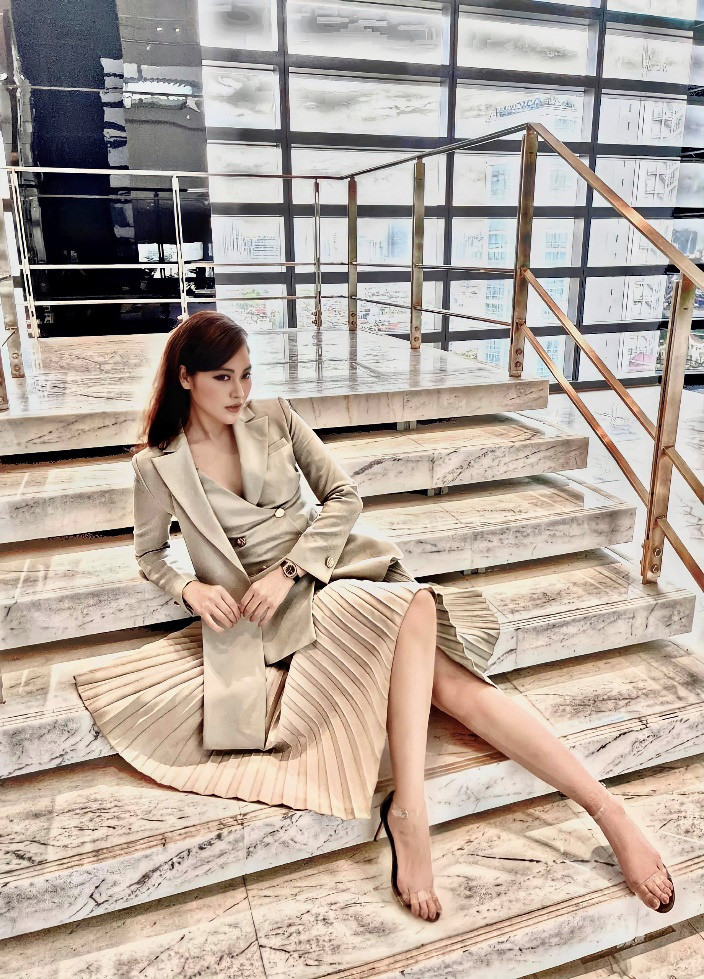 Thủy Tiên chia sẻ: "Thời điểm ấy, các chú lãnh đạo có lẽ rất lo lắng không biết một cô bé mới ra trường chưa có chút kinh nghiệm gì, chưa từng lên hình, chưa từng đi dẫn ở đâu, liệu có đáp ứng được công việc không, nhưng bằng một tình cảm nồng hậu, Trung tâm Phát thanh Truyền hình Quân đội vẫn dang rộng vòng tay và cho Tiên cơ hội để chứng minh năng lực...