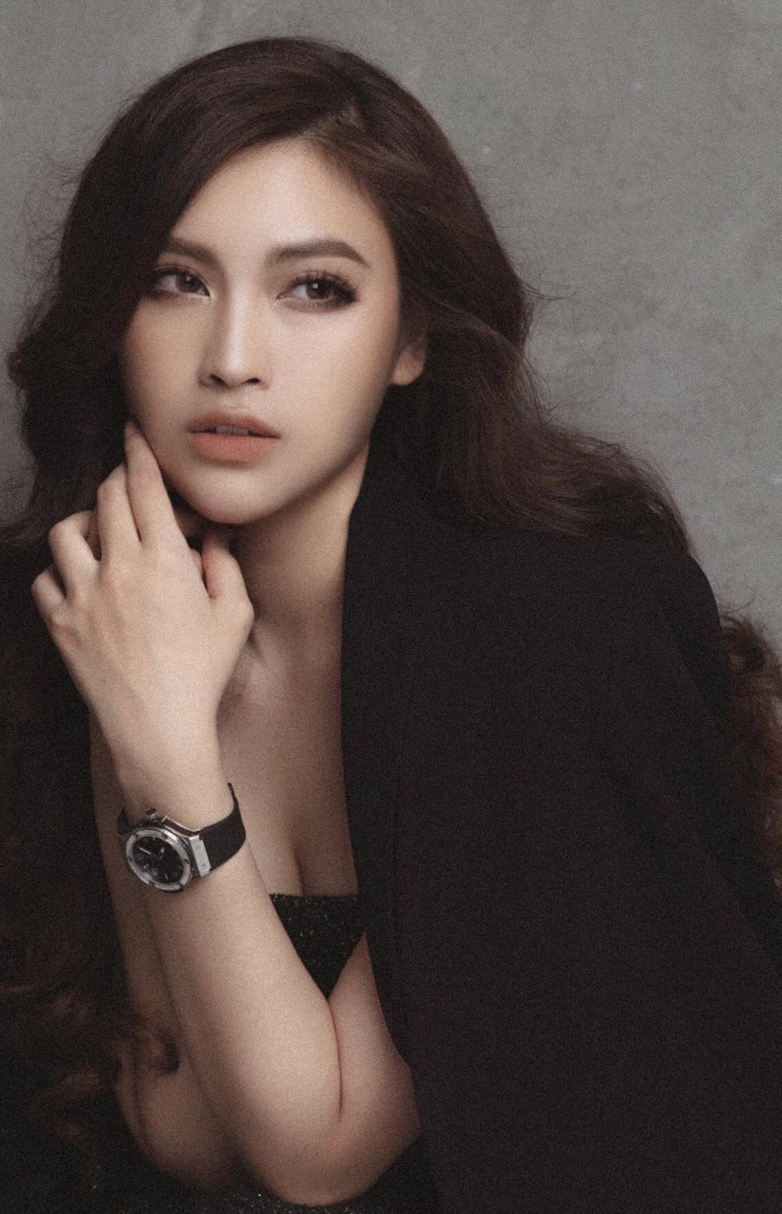 Mới đây nhất, Thủy Tiên còn chia sẻ một kỷ niệm đáng nhớ trên trang cá nhân của mình, cô là cô gái đầu tiên được các chiến sĩ Lữ đoàn Xe tăng 201 xin phép chỉ huy được điều khiển xe tăng và dùng chính nòng pháo của xe tiến lại để tặng hoa cho cô giữa thực địa.