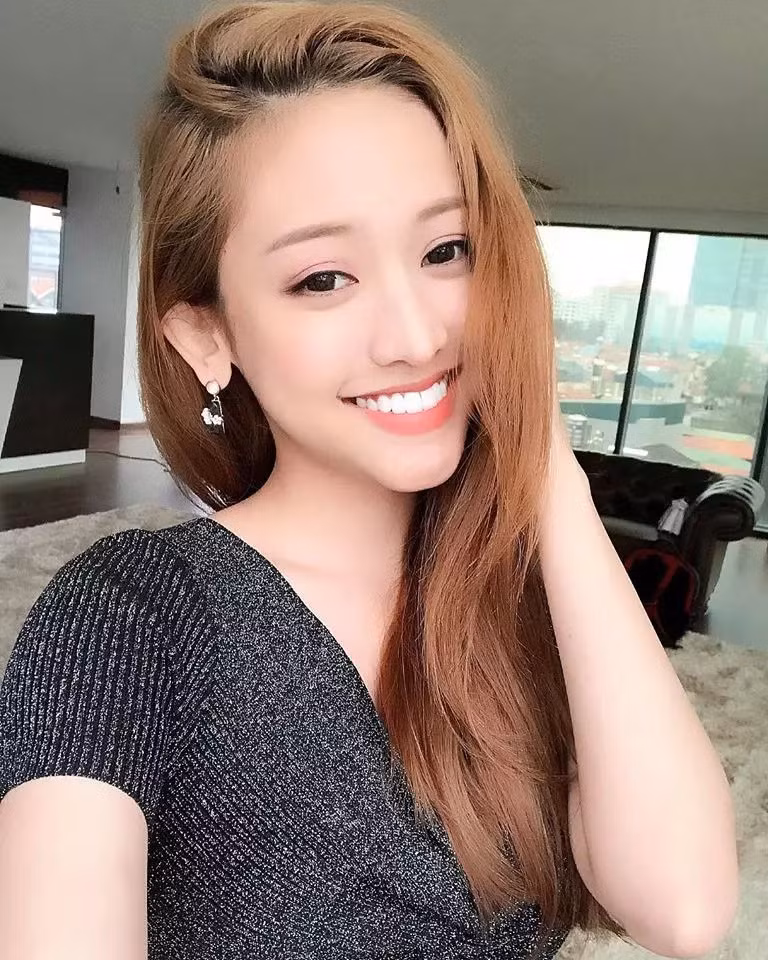 Ở bức ảnh mới nhất, cô đăng tải hình ảnh lên đồ sang chảnh kèm theo status: "Mình rất háo hức được bắt đầu hành trình sáng tạo mới này ở chế độ chuyên nghiệp! Hãy khám phá trang cá nhân của mình để hiểu hơn về mình và theo dõi mình để duy trì kết nối nhé".