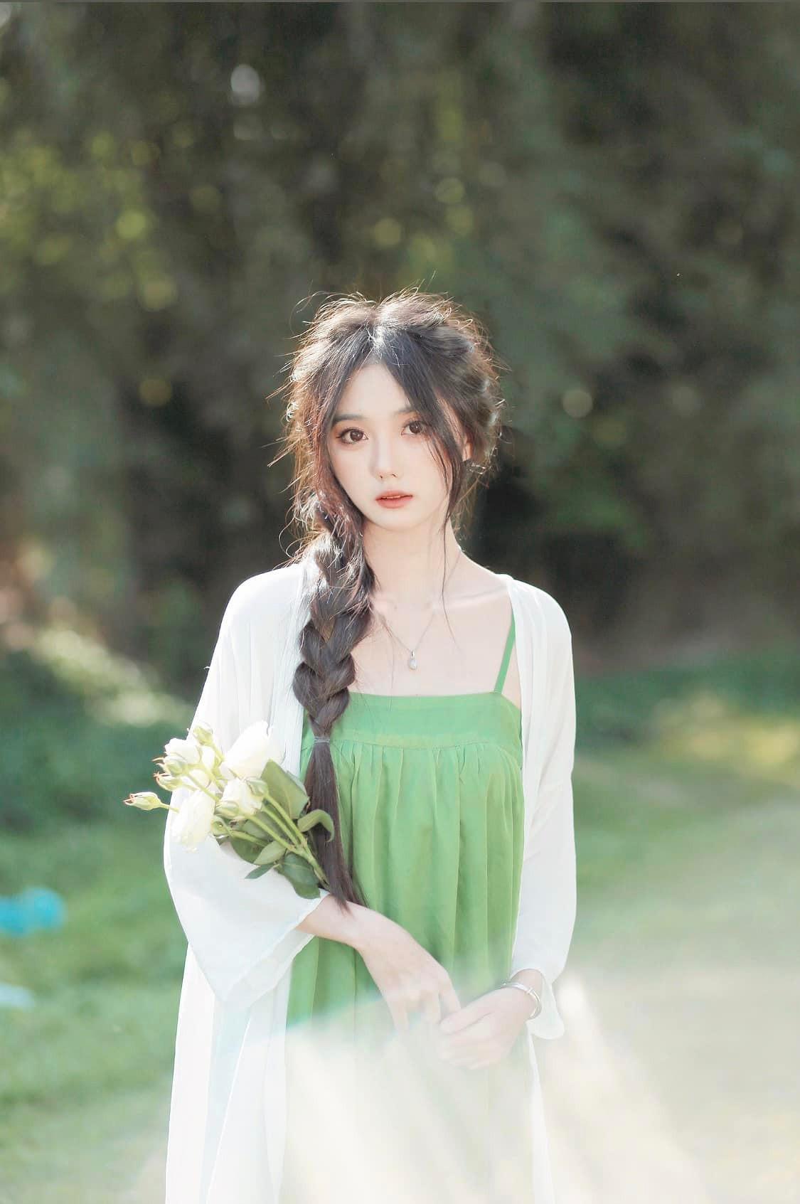 Theo đó, bên cạnh những bình luận khen ngợi, ngưỡng mộ nhan sắc "cực đỉnh" vẫn có không ít những bình luận nghi vấn về việc Hoài Thu phẫu thuật thẩm mỹ hoặc dùng app chụp ảnh để nhan sắc được thăng hạng.