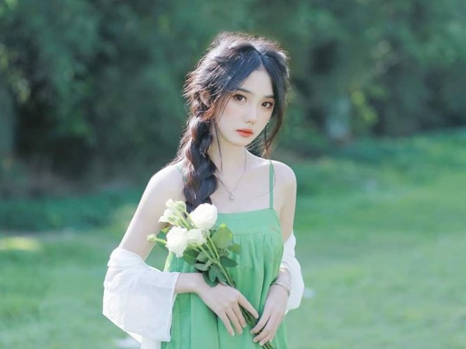 Trước đó, Hoài Thu bỗng nổi tiếng sau một đêm nhờ đoạn clip phỏng vấn dạo trên đường phố.