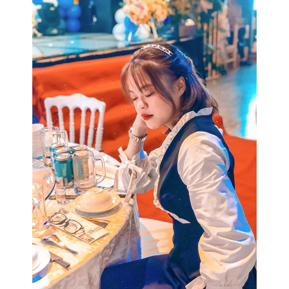 Sau khi bất ngờ nổi tiếng, Facebook cá nhân của Huệ Nguyễn tăng lượng follow nhanh chóng, rất nhiều người đã vào để lại bình luận động viên cô gái nhỏ. Trong đó, không ít chàng trai xung phong đăng ký làm người yêu.