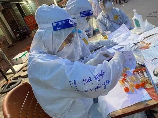 Mới đây, hình ảnh nữ tình nguyện viên trong đồ bảo hộ kín mít nhưng gây ấn tượng với dòng chữ: "FB: Huệ Nguyễn chưa có người yêu" trở thành tâm điểm truy lùng của netizen.