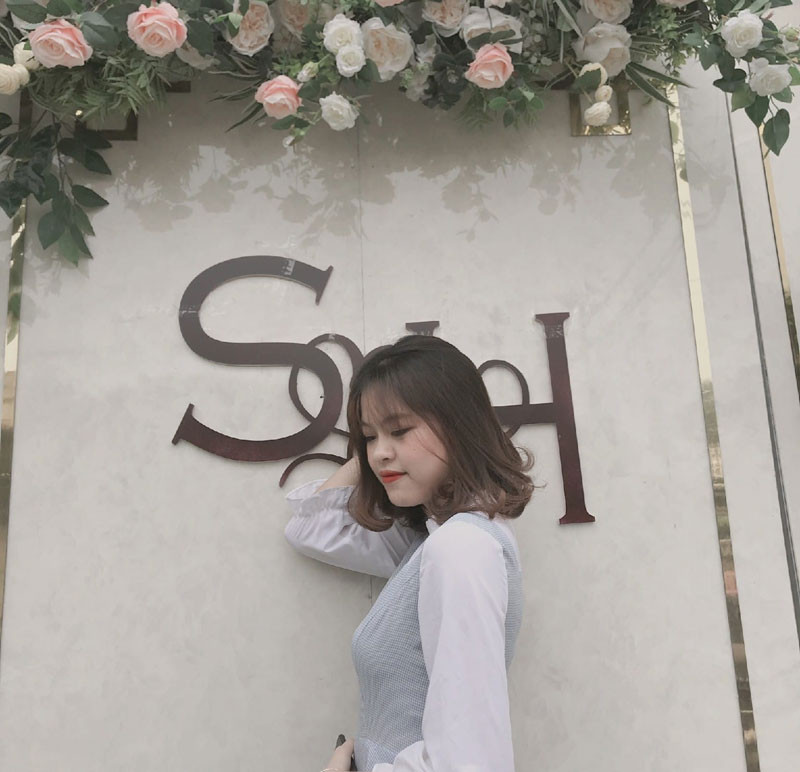 Chia sẻ về công việc của mình khi đi tình nguyện tại Bắc Giang, Huệ Nguyễn cho hay: "Ở đâu em không biết, chứ đội bọn em không có đứa nào ngất xỉu hết. Mặc dù nắng nóng, nhưng các thầy cô và địa phương rất quan tâm, phân công và bố trí công việc hợp lý. Thường thì buổi sáng, bọn em làm từ 5h sáng đến khi xong việc là tầm 10h sáng...