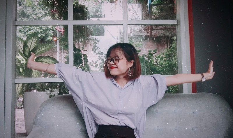 Nói về lời nhắn "chưa có người yêu", Huệ Nguyễn cho biết đó là tình trạng thực tế của mình. Cụ thể, nữ tình nguyện viên này cho biết: "Em không có người yêu được đâu ạ. Hôm trước báo động gấp quá, đoàn phải vội vàng lên đường, em còn đi nhầm 2 chiếc dép bên trái luôn cơ. Với bây giờ còn bận đi "săn COVID-19" nữa ạ."