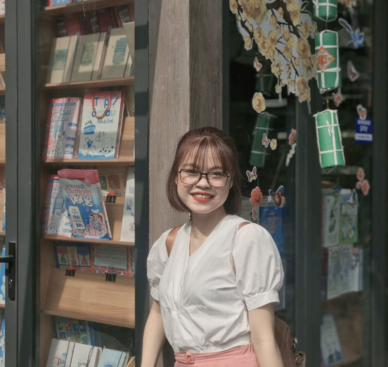 Sau đó về nghỉ ngơi đến tầm 4h30- 5h chiều lại bắt đầu làm đến khi xong, có hôm 7h đã xong, có hôm 8h, có hôm như hnay thì là 9h. Chưa hôm nào em thấy mệt khi chưa xong công việc luôn ạ. Chắc tại quyết tâm cao độ hoàn thành sớm để trở về với điều hoà thân yêu, làm việc quên cả đang nóng luôn ạ." - Huệ hào hứng chia sẻ.